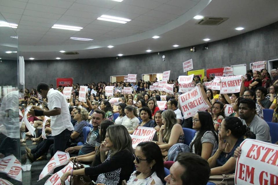 Professores em greve ocupam a Câmara de Vereadores em Teresina